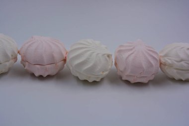 Havadar, hafif ve diyet Ukrayna tatlısı beyaz ve pembe elma soslu marshmallow beyaz bir arka planda güzelce yerleştirilmiş..