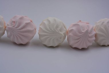 Havadar, hafif ve diyet Ukrayna tatlısı beyaz ve pembe elma soslu marshmallow beyaz bir arka planda güzelce yerleştirilmiş..