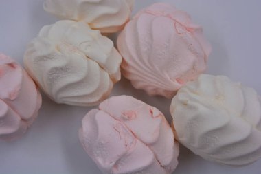 Havadar, hafif ve diyet Ukrayna tatlısı beyaz ve pembe elma soslu marshmallow beyaz bir arka planda güzelce yerleştirilmiş..