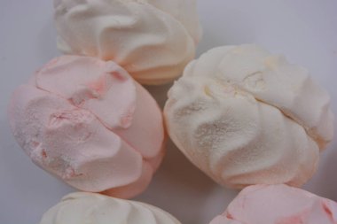 Havadar, hafif ve diyet Ukrayna tatlısı beyaz ve pembe elma soslu marshmallow beyaz bir arka planda güzelce yerleştirilmiş..