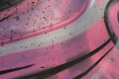 Resim renkli sprey kutulardan yapılmış. Renkli kaotik desenler, beyaz, pembe, siyah, yeşil boyalar ve renkler.