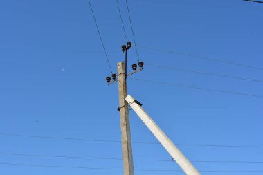 Elektrik, elektrik, elektrik, bilim, teknoloji, ekipman, elektrik hatlarıyla birlikte elektrik hattı desteği, elektrik kabloları, elektrik kabloları, elektrik direkleri, elektrik direkleriyle güçlendirilmiş beton direkler..