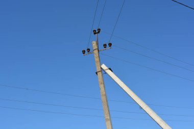 Elektrik, elektrik, elektrik, bilim, teknoloji, ekipman, elektrik hatlarıyla birlikte elektrik hattı desteği, elektrik kabloları, elektrik kabloları, elektrik direkleri, elektrik direkleriyle güçlendirilmiş beton direkler..