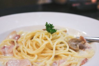 Carbonara makarna pastırma ve mantar ile.