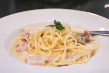 Carbonara makarna pastırma ve mantar ile.
