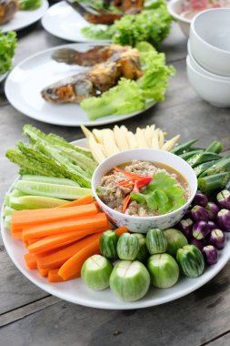 Tay gıda, kızarmış uskumru karidesli sosu ve sebze yapıştırın.