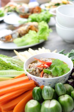 Tay gıda, kızarmış uskumru karidesli sosu ve sebze yapıştırın.