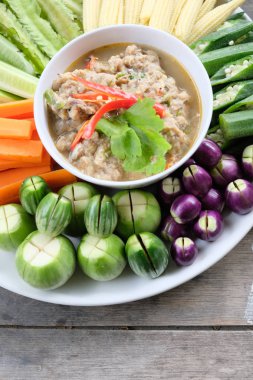 Tay gıda, kızarmış uskumru karidesli sosu ve sebze yapıştırın.