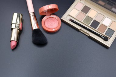 Kozmetik güzellik kavramı koyu arka plan üzerinde.