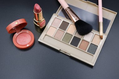 Kozmetik güzellik kavramı koyu arka plan üzerinde.