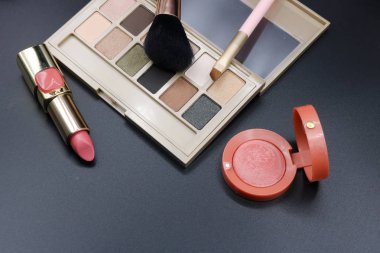 Kozmetik güzellik kavramı koyu arka plan üzerinde.