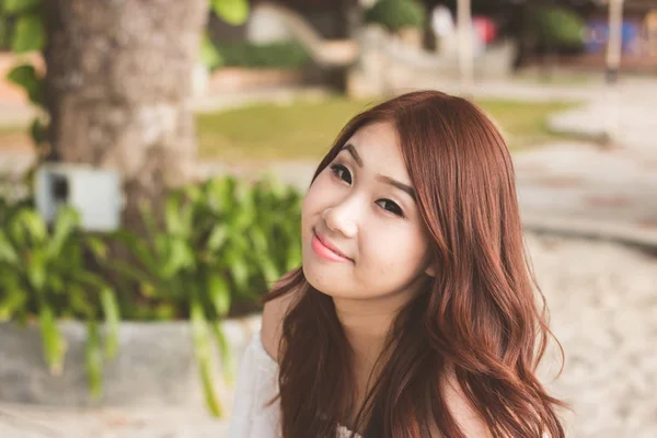 Närbild Ung Asiatisk Kvinna Med Oskärpa Bakgrund — Stockfoto
