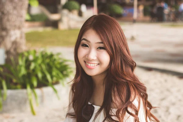 Primer Plano Joven Mujer Asiática Con Fondo Borroso — Foto de Stock