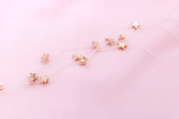 Bracelet Étoiles Sur Tissu Rose Avec Espace Copie — Photo
