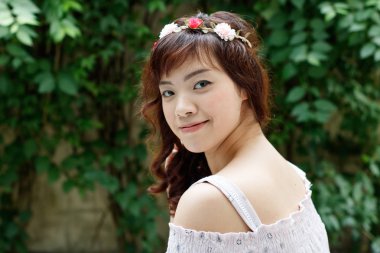 Çiçek bantlı güzel Asyalı kadın..