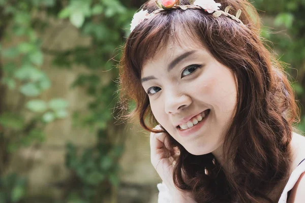 Joven Bonita Mujer Asiática Con Diadema Flor — Foto de Stock