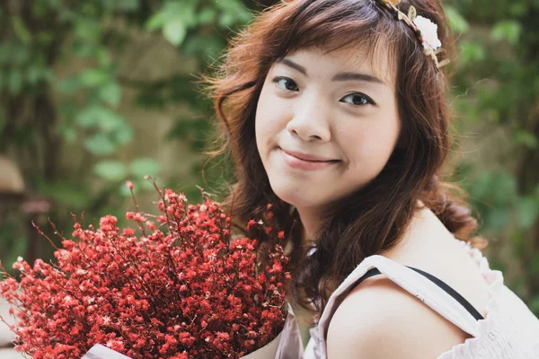 Ung Vacker Asiatisk Kvinna Bär Blomma Headband Och Håller Röd — Stockfoto
