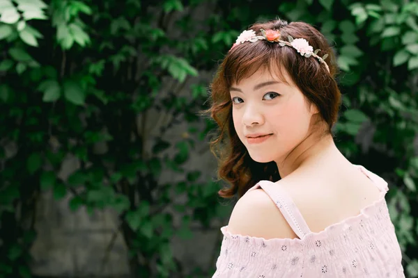 Ung Söt Asiatisk Kvinna Med Blomma Pannband — Stockfoto