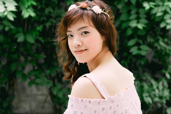 Joven Bonita Mujer Asiática Con Diadema Flor —  Fotos de Stock
