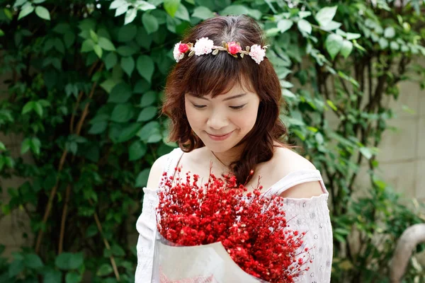 Ung Vacker Asiatisk Kvinna Bär Blomma Headband Och Håller Röd — Stockfoto