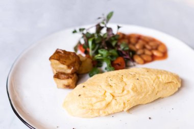 Lezzetli omlet fasulye ve salata tabak, Kahvaltı.