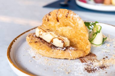 Lezzetli Roti ve Nutella Restoran, zarif tatlı plaka üzerinde.