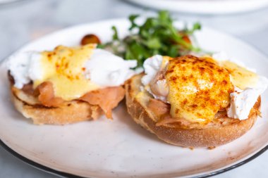 Yumurta Benedict, İngiliz çöreği somon füme ve hollandaise Sos haşlanmış bir yumurta ile tepesinde.