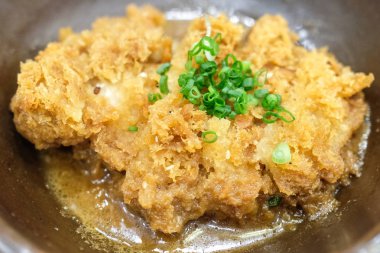 Kızarmış domuz eti mi yoksa kasede miso soslu Tonkatsu mu? Japon yemeği..