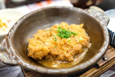 Kızarmış domuz eti mi yoksa kasede miso soslu Tonkatsu mu? Japon yemeği..