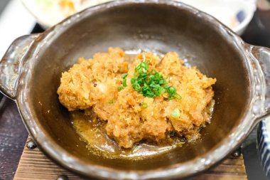 Kızarmış domuz eti mi yoksa kasede miso soslu Tonkatsu mu? Japon yemeği..
