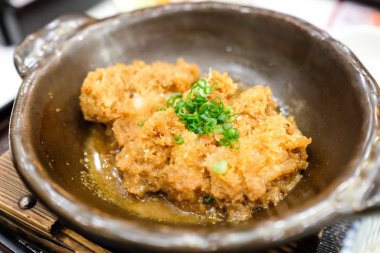 Kızarmış domuz eti mi yoksa kasede miso soslu Tonkatsu mu? Japon yemeği..