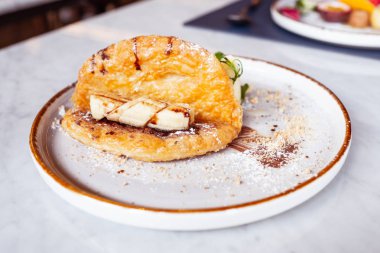 Lezzetli Roti ve Nutella Restoran, zarif tatlı plaka üzerinde.