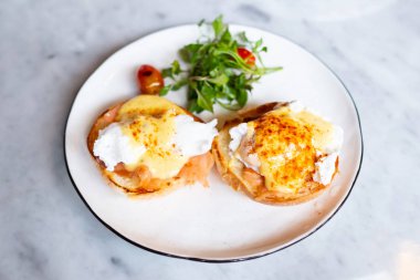 Yumurta Benedict, İngiliz çöreği somon füme ve hollandaise Sos haşlanmış bir yumurta ile tepesinde.