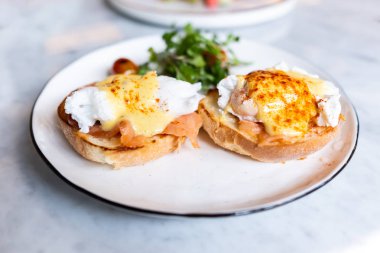 Yumurta Benedict, İngiliz çöreği somon füme ve hollandaise Sos haşlanmış bir yumurta ile tepesinde.