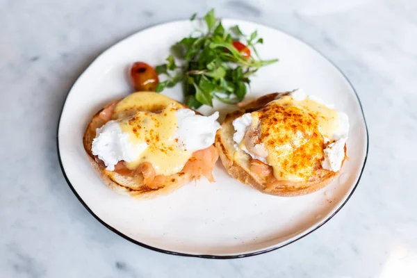 Uova Benedict Muffin Inglese Condito Con Uovo Camicia Salmone Affumicato — Foto Stock