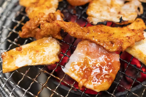 Korece Barbekü, çiğ et fırında ızgara baharatlı sos ile.