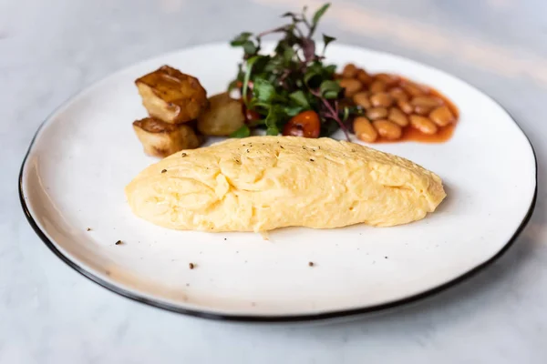 Deliziosa Frittata Con Fagioli Insalata Sul Piatto Colazione — Foto Stock