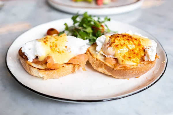 Uova Benedict Muffin Inglese Condito Con Uovo Camicia Salmone Affumicato — Foto Stock