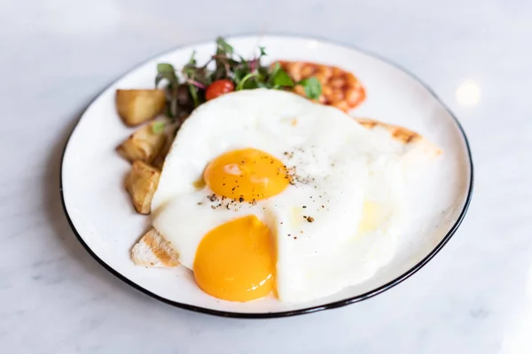 Delicioso Desayuno Inglés Con Dos Papas Fritas Huevos Frijoles Ensalada —  Fotos de Stock