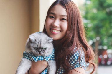 Genç Asyalı kadının, İranlı kedisiyle oynadığı insan-hayvan ilişkilerine yakından bakın..