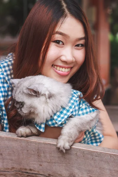 동양인 고양이 관계와 아시아 여성의 — 스톡 사진