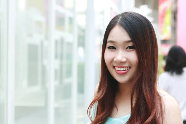 Hermosa Mujer Asiática Sonriendo Con Escena Aire Libre — Foto de Stock