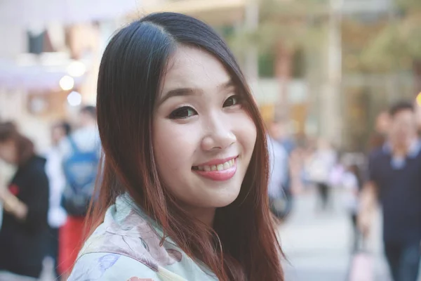 Hermosa Mujer Asiática Sonriendo Con Escena Aire Libre — Foto de Stock
