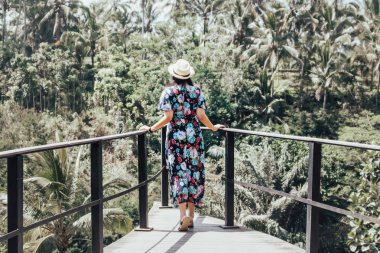 Genç güzel Asyalı kadın orman manzaralı duruyor, Ubud, Bal