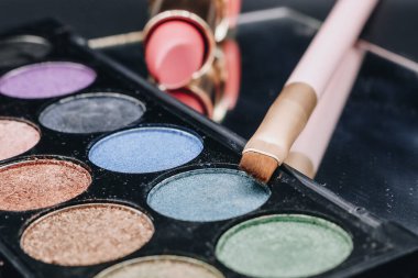 Kozmetik güzellik kavramı koyu arka plan üzerinde.