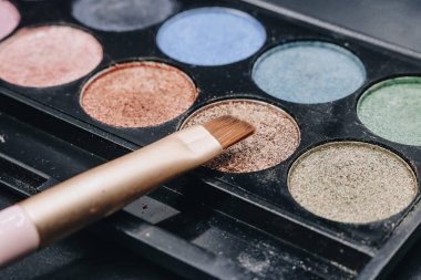 Kozmetik güzellik kavramı koyu arka plan üzerinde.