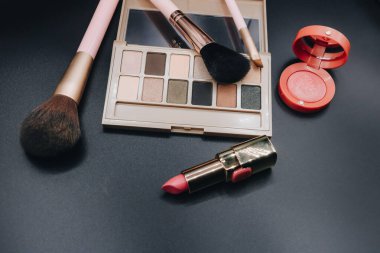 Kozmetik güzellik kavramı koyu arka plan üzerinde.