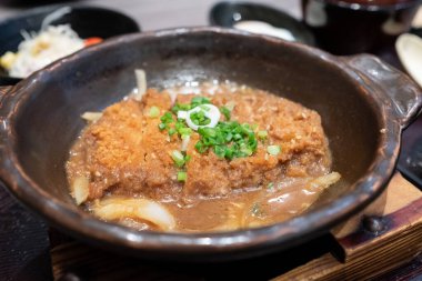 Kızarmış domuz eti mi yoksa kasede miso soslu Tonkatsu mu? Japonya