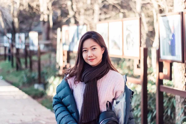 Hermosa joven asiática mujer en su chaqueta de invierno, conce viajero — Foto de Stock