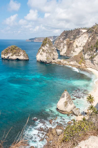 Nusa Penida, Bali, Endonezya 'daki elmas plajında göz kamaştırıcı manzara.
